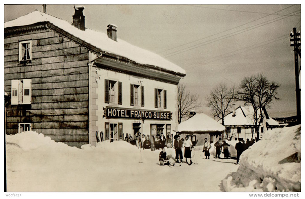 L’Hôtel Arbez, dit Franco-suisse, situé en même temps à La Cure, Jura, et à La Cure, canton de Vaud, Suisse